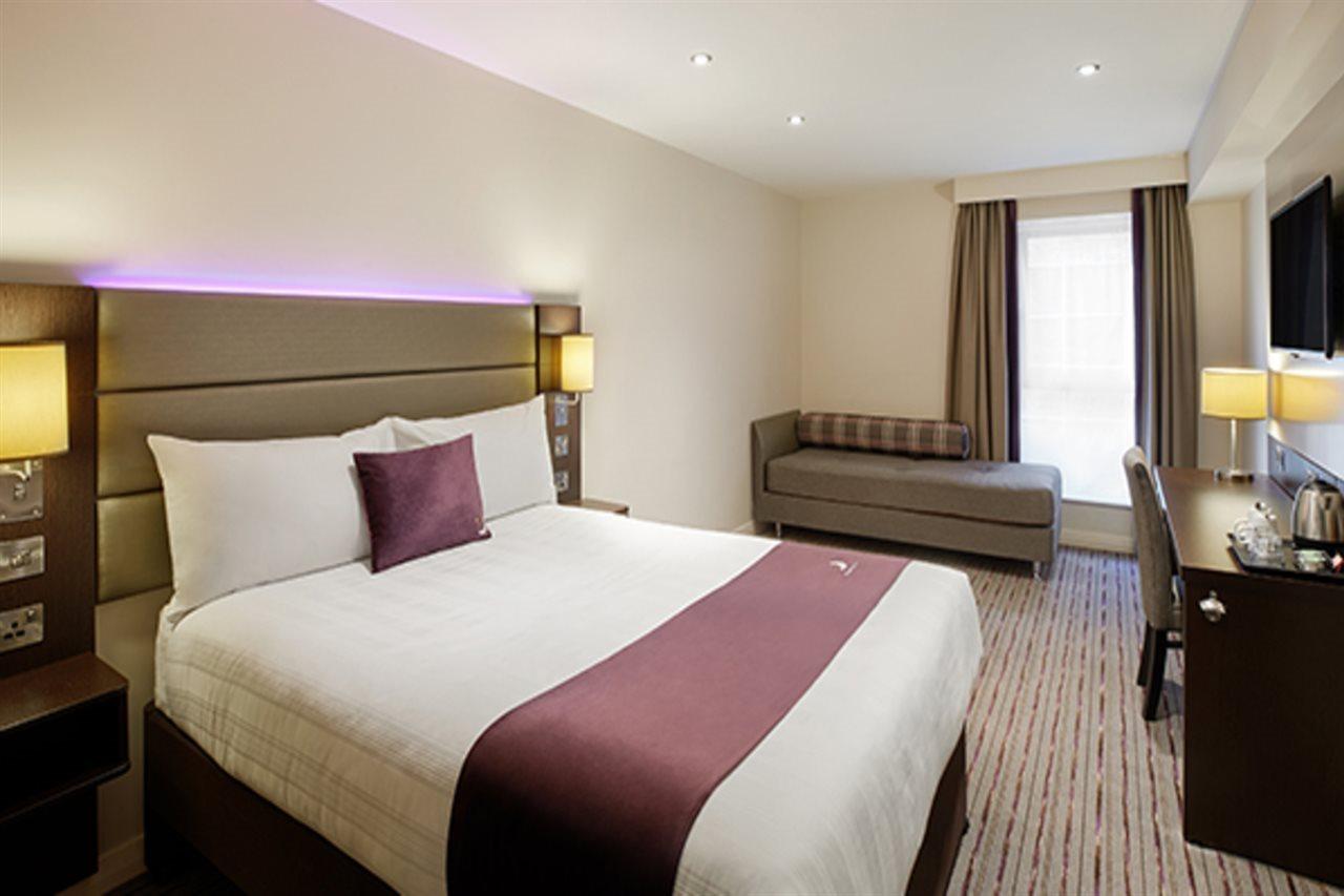 Premier Inn Premier Inn Bagshot Exterior photo
