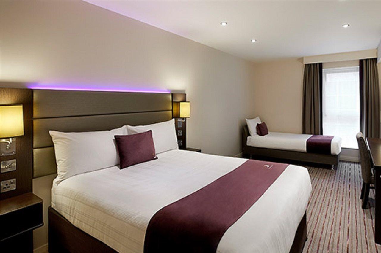 Premier Inn Premier Inn Bagshot Exterior photo