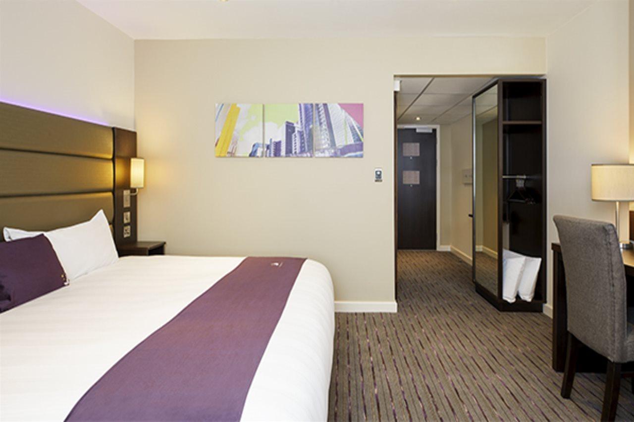 Premier Inn Premier Inn Bagshot Exterior photo