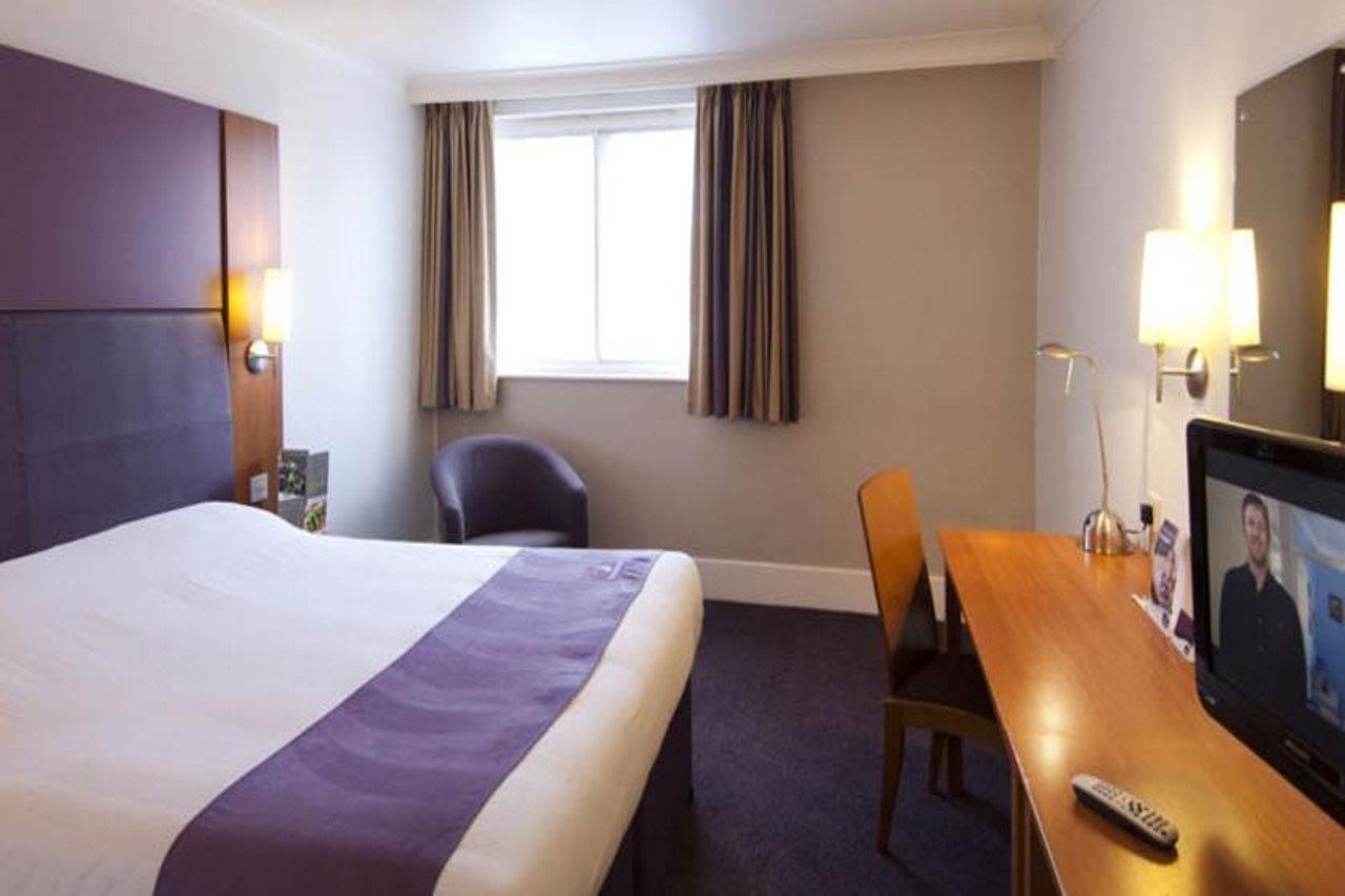 Premier Inn Premier Inn Bagshot Exterior photo