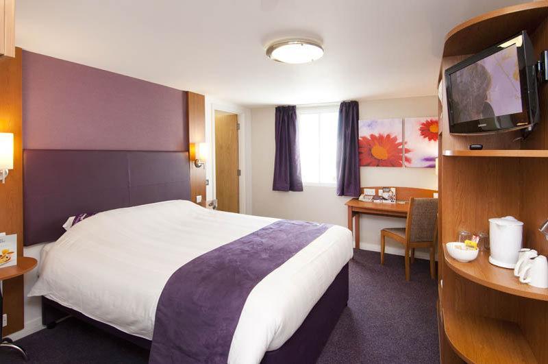Premier Inn Premier Inn Bagshot Exterior photo