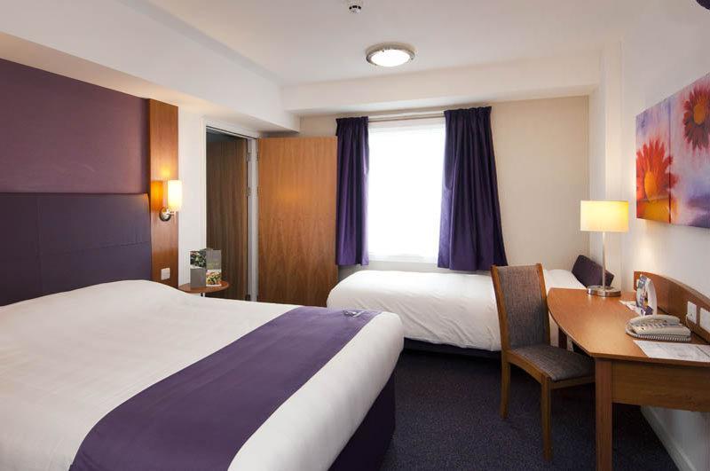 Premier Inn Premier Inn Bagshot Exterior photo